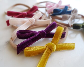 Mini sammetsrosett, hårband för nyfödd | sammetshårrosetter | neutrala rosetter | babyhårband | jordnära | nyföddfoto | milstolpsfoto
