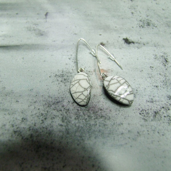 Boucles d'oreilles lune blanche. Boucles d'oreilles minimalistes contemporaines en céramique raku. cadeau femme.