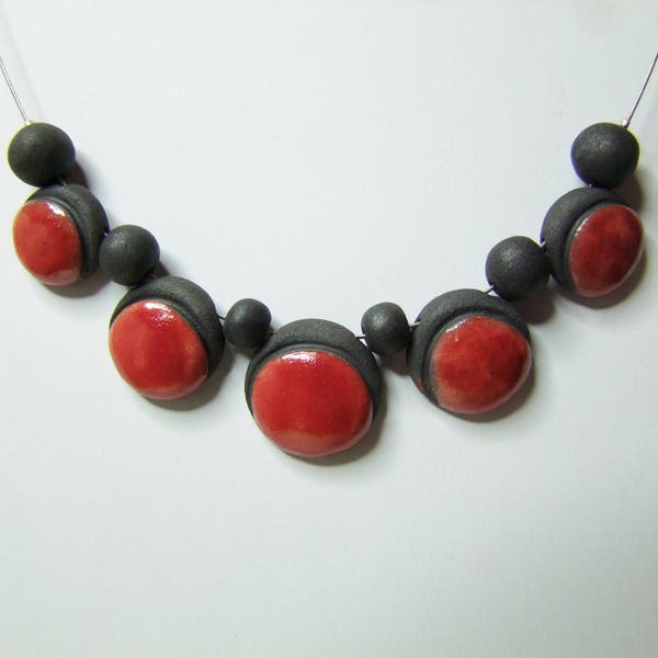 Collier céramique cuisson raku pop rouge et noir