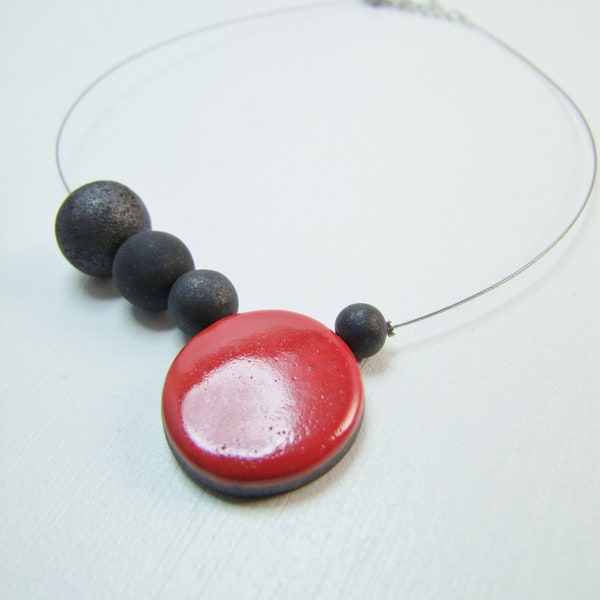 Collier céramique raku assymétrique rouge et noir