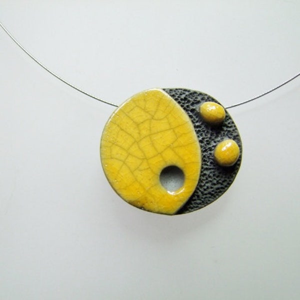 Collier contemporain céramique raku. Collier pendentif jaune et noir. Bijoux unique et original.