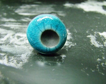 Blue ceramic adjustable ring the not enamelled center of which is black and matt.