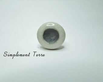 Adjustable ring in white ceramic with unglazed center black and matt.