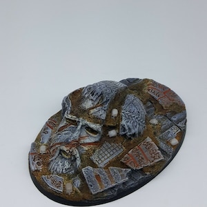 Base de resina ovalada de 105 x 70 mm. Ruinas de un templo antiguo.
