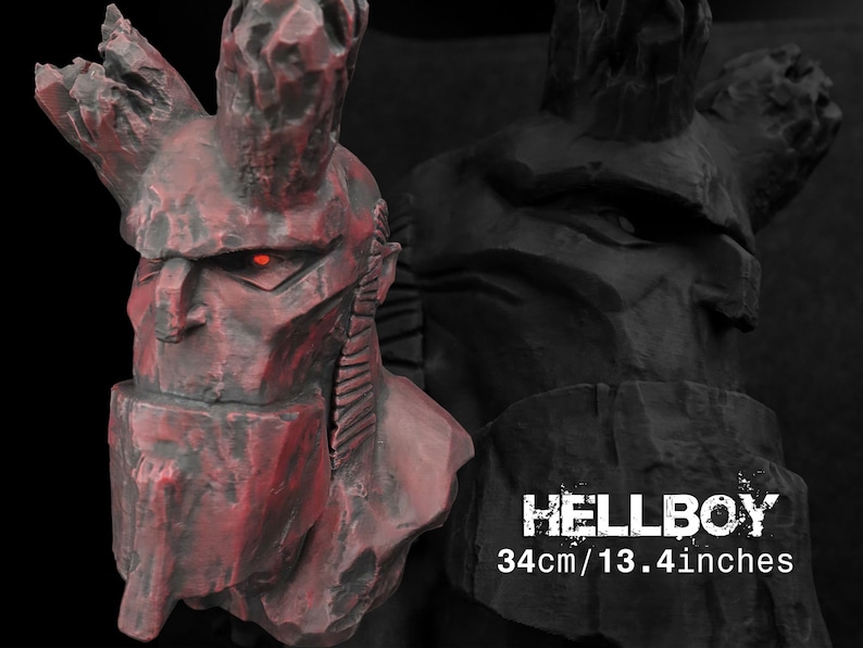 Puede incluir: Busto de piedra roja de Hellboy, un personaje de superh&eacute;roe ficticio, con cuernos y un ojo rojo. El busto mide 34 cm de alto. "HELLBOY" y "34cm/13.41inches" est&aacute;n escritos debajo del busto.