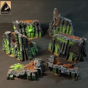 Puede incluir: Cinco piezas de un set de terreno de ciudad en ruinas, pintado en verde y negro, detallado, para juegos de mesa.