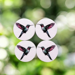 Könnte beinhalten: Set aus drei Keramikbechern mit gesprenkelter, matter Oberfläche. Die Becher sind in Creme-, Hellgrau- und Dunkelgrautönen gehalten. Jede Tasse hat ein schlichtes, modernes Design, ideal für Kaffee oder Tee.