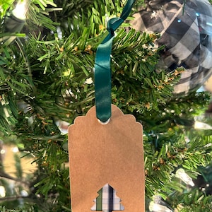 Gift Tags // Festive Holiday Gift Tags Using Upcycled Scraps of Fabric