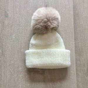 Ensemble bonnet pompon fausse fourrure et chaussons bébé image 2