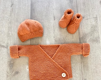 Ensemble pour bébé de 3 pièces brassière, bonnet et chaussons tricotés à la main de la naissance à 3 mois