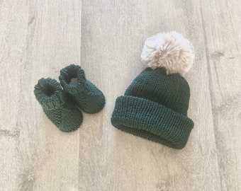 Ensemble bonnet pompon fausse fourrure et chaussons bébé