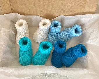 Coffret naissance : 4 paires de chaussons bébé tricotés main de la naissance à 3 mois