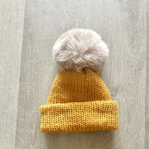 Ensemble bonnet pompon fausse fourrure et chaussons bébé image 6