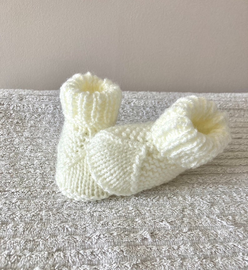 Ensemble bonnet pompon fausse fourrure et chaussons bébé image 3