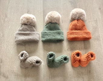 Ensemble bonnet pompon fausse fourrure et chaussons bébé