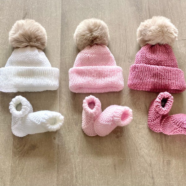 Ensemble bonnet pompon fausse fourrure et chaussons bébé en acrylique