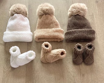 Ensemble bonnet pompon fausse fourrure et chaussons bébé