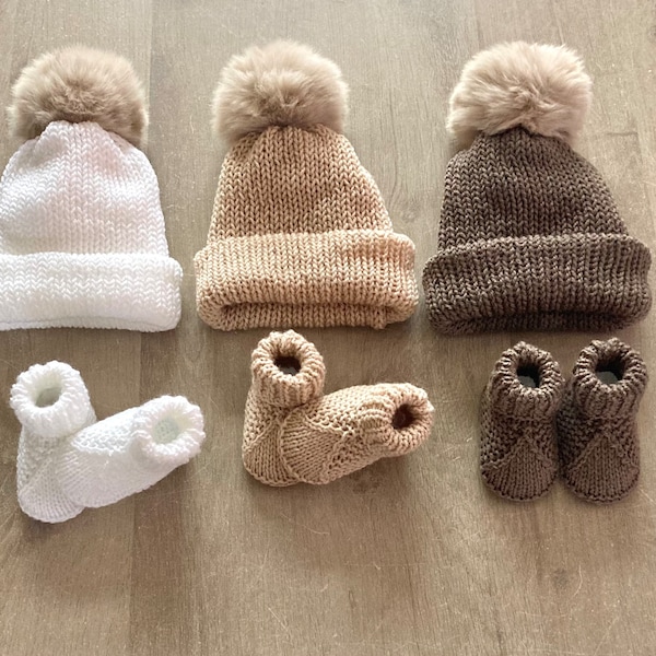 Ensemble bonnet pompon fausse fourrure et chaussons bébé