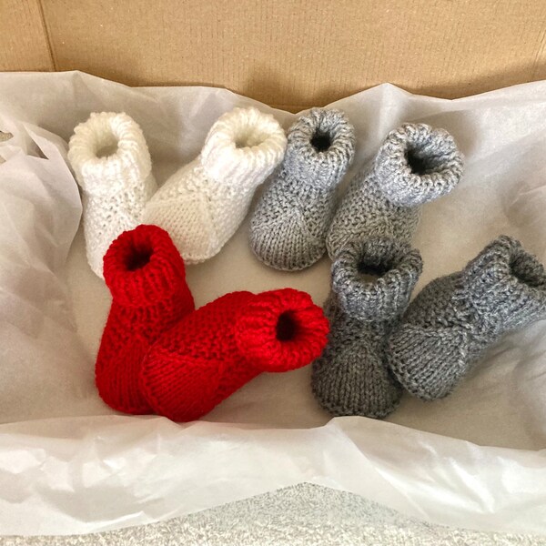 Coffret naissance : 4 paires de chaussons bébé tricotés main de la naissance à 3 mois