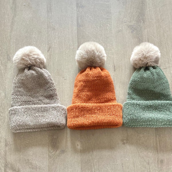 Bonnet pour femme avec pompon fausse fourrure fait main