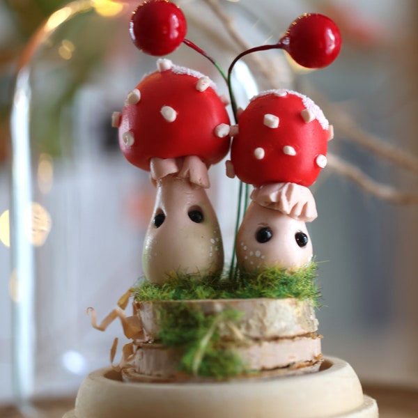 Couple de Champignons sous Cloche en Verre