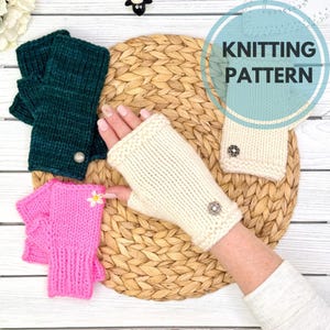 Op de afbeelding: Drie paar vingerloze handschoenen in verschillende kleuren: groen, roze en crème. De handschoenen zijn gebreid en hebben elk een decoratieve knoop. De afbeelding bevat de tekst "Knitting Pattern".