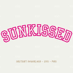Könnte beinhalten: Eine pinkfarbene Grafik mit dem Text "SUNKISSED" in einer fetten, weiß umrandeten Schriftart. Der Text ist gewölbt und hat einen Vintage-College-Stil. Der Text befindet sich auf einem weißen Hintergrund. Der Text "INSTANT DOWNLOAD - SVG - PNG" befindet sich unterhalb der Grafik.