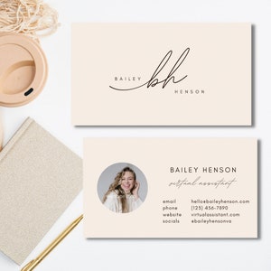 Puede incluir: Una tarjeta de visita beige con el texto "BAILEY HENSON virtual assistant" e información de contacto que incluye correo electrónico, teléfono, sitio web y redes sociales. La tarjeta también presenta una foto de una mujer con cabello castaño claro y una camisa blanca.