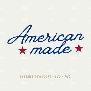 Könnte beinhalten: Blauer und weißer Text auf weißem Hintergrund, der "American made" lautet, mit einem roten Stern auf jeder Seite des Textes.