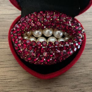 Dali lip brooch - Etsy 日本