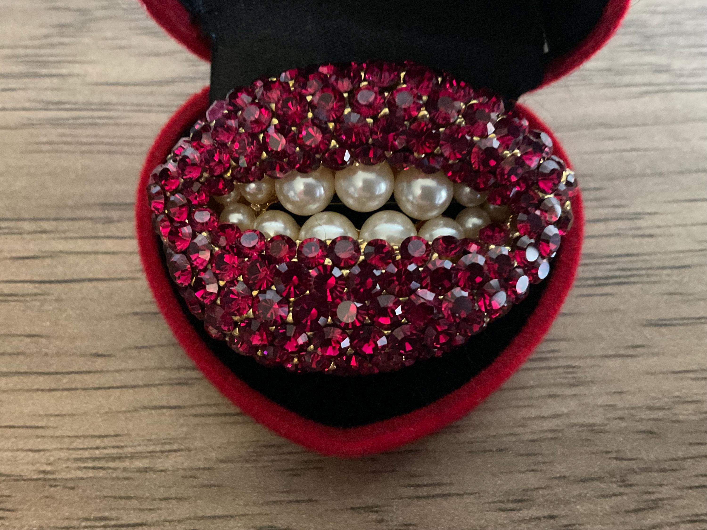 大人気☆DALI JOIES☆サルバドールダリ☆ブローチ☆唇☆ラインストーン☆赤 Dali lip brooch - Etsy 日本