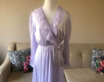 medium / stunning vintage petticoat / pale purple kayser loungewear robe / 60's / 70's lingerie coverlet.