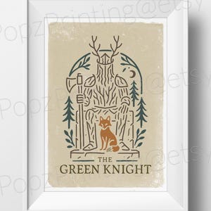 Op de afbeelding: Een ingelijste print met een gestileerde illustratie van de Groene Ridder. Het kunstwerk toont een figuur met een boomachtig lichaam, een bijl vasthoudend, met een vos aan zijn voeten. De tekst "THE GREEN KNIGHT" staat onderaan.