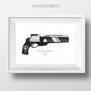 Puede incluir: Una ilustración en blanco y negro del cañón de mano As de Picas del videojuego Destiny. El arma está representada en un estilo realista con un diseño detallado. El texto "As de Picas" y "Destiny" está impreso debajo del arma.