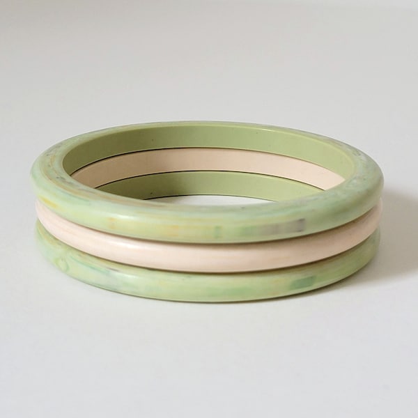 Vintage stacker bangle bracelets, light green and creamy beige plastic, 80s style, set of three