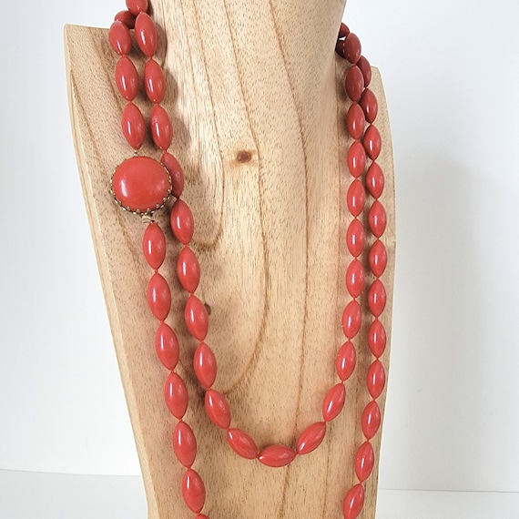 Vintage long red plastic beaded necklace in 70s s… - image 9