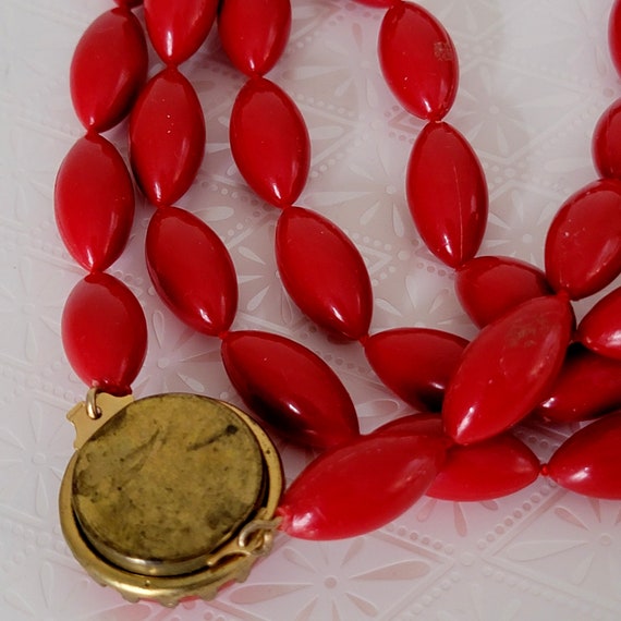 Vintage long red plastic beaded necklace in 70s s… - image 7