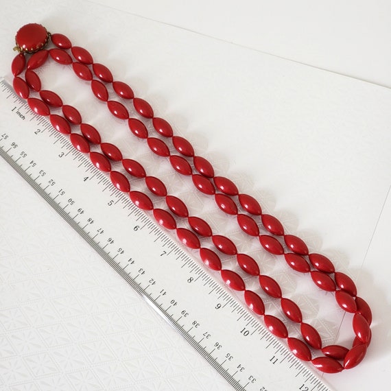 Vintage long red plastic beaded necklace in 70s s… - image 6