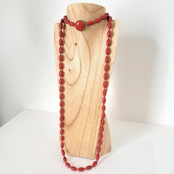 Vintage long red plastic beaded necklace in 70s s… - image 5