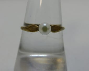 Ladies 9ct gold ring with pearl