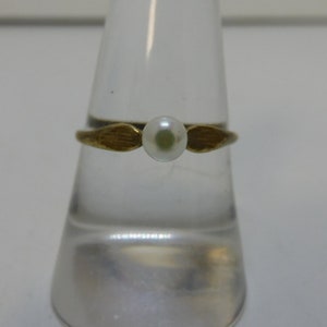 Ladies 9ct gold ring with pearl
