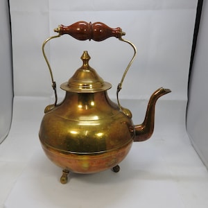 Stunning Large Antique/Vintage Brass Kettle/Pot standing on three feet with folding handle