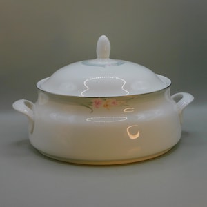 Royal Doulton &quot;Vogue Collection&quot; Sophistication, TC1157, Vegetable Tureen with Lid, 10 1/4&quot; / 26 cm wide,