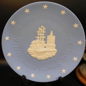 Wedgwood Plate Boston Tea Party, Jasperware, Commemorative Plate, Bicentennial, Blue and White, made in England, Bisque china, 1976