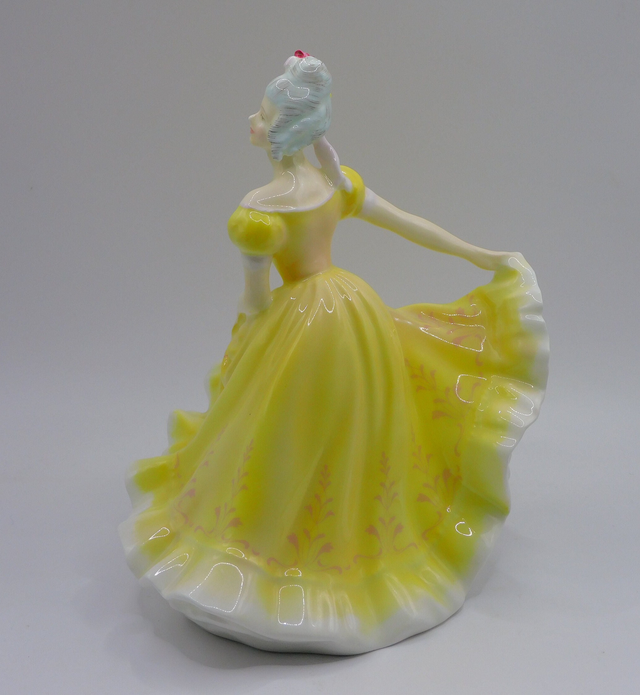   ロイヤルドルトンNinette Royal Doulton Ninette Figurine Pretty Ladies Yellow Dress