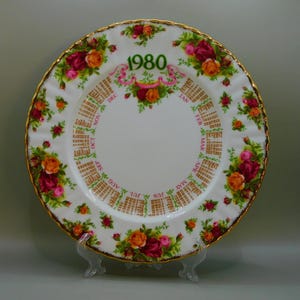 Royal Albert Old Country Roses Calendar Plate in box as new, Bone China Plate, Vintage Royal Albert China, 1980 Calendar Plate, free stand