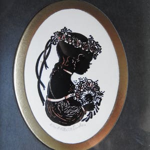 Retrato en miniatura con silueta coloreada a mano, grabado en camafeo, &#39;La dama de honor&#39; de Enid Elliott Linder, firmado, enmarcado y esmaltado.