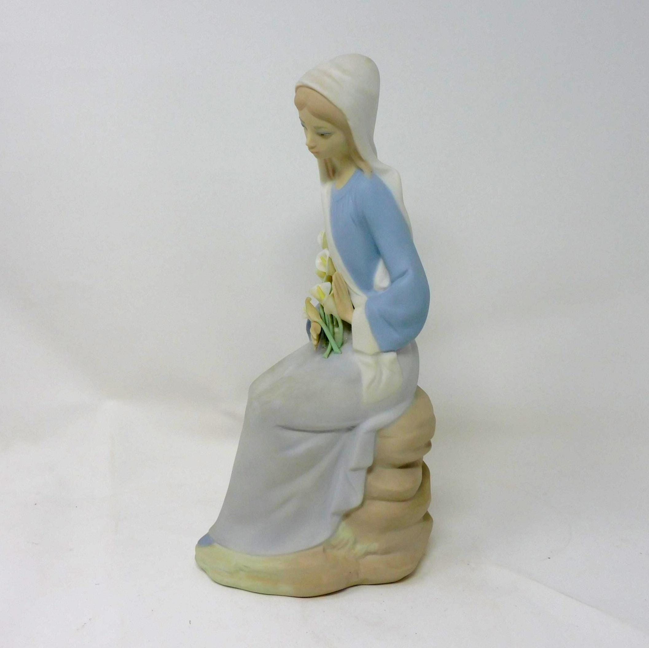 Lladro Girl With Lilies Figurine: #4972 Retired Spanish Porcelain