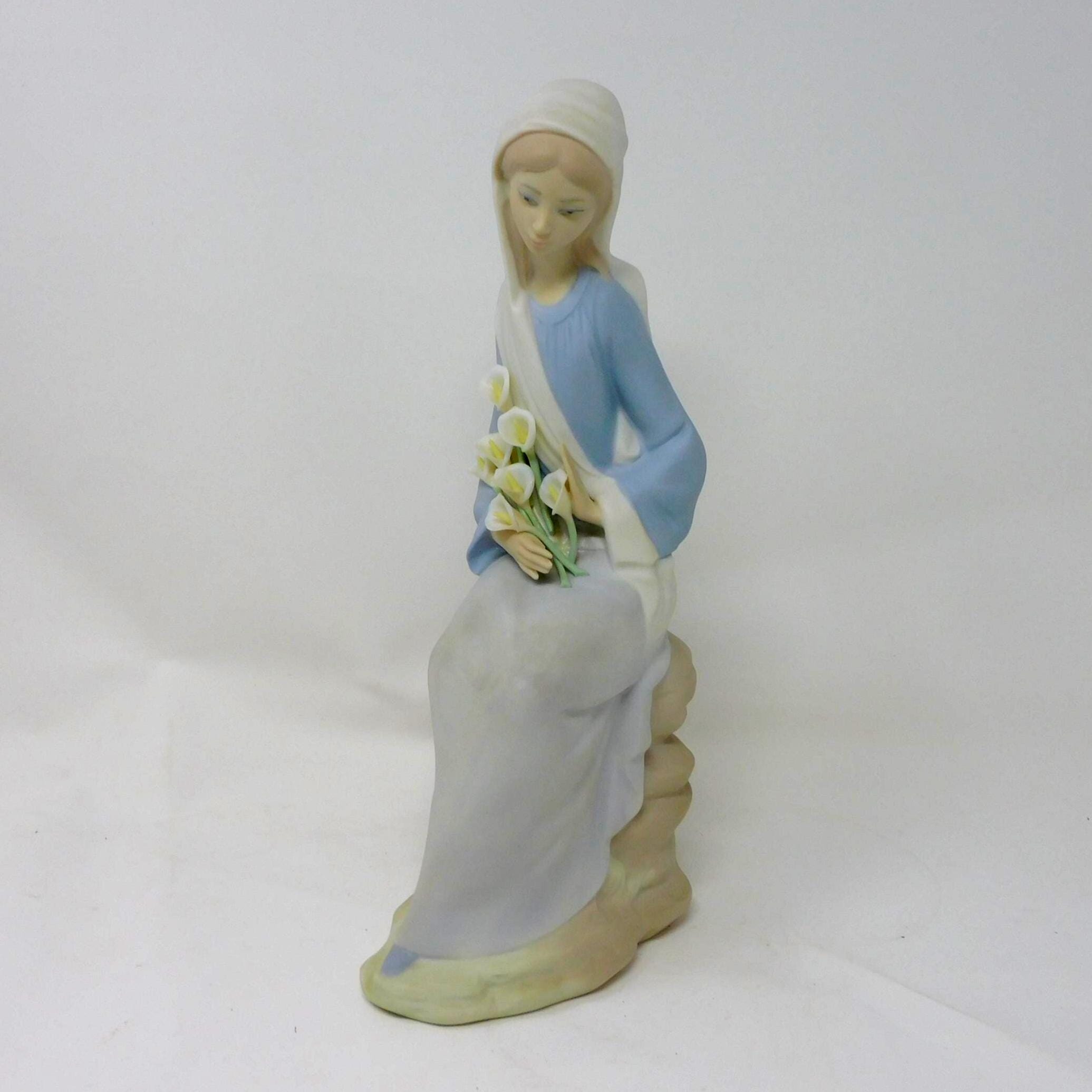 Lladro Girl With Lilies Figurine: #4972 Retired Spanish Porcelain