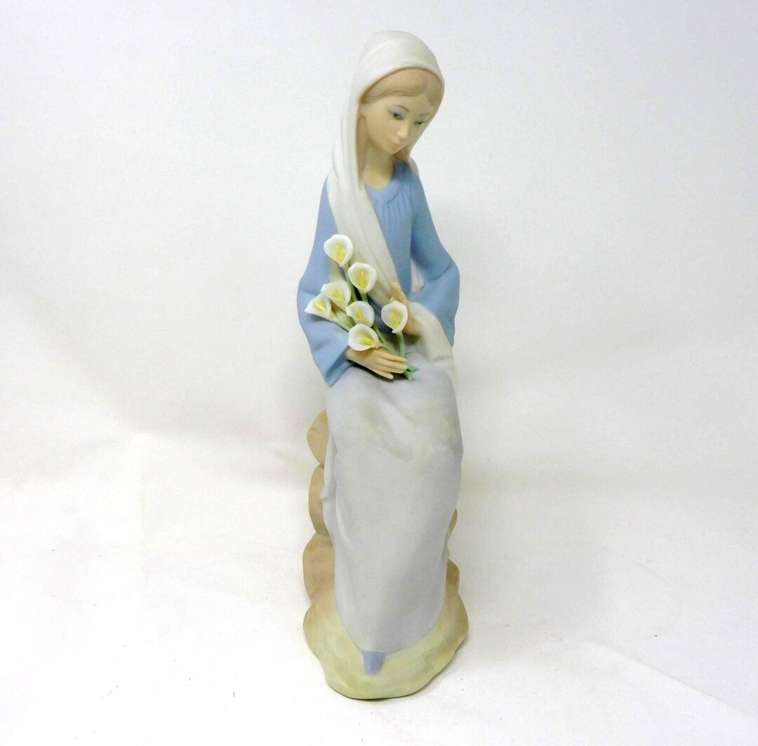 Lladro Girl With Lilies Figurine: #4972 Retired Spanish Porcelain